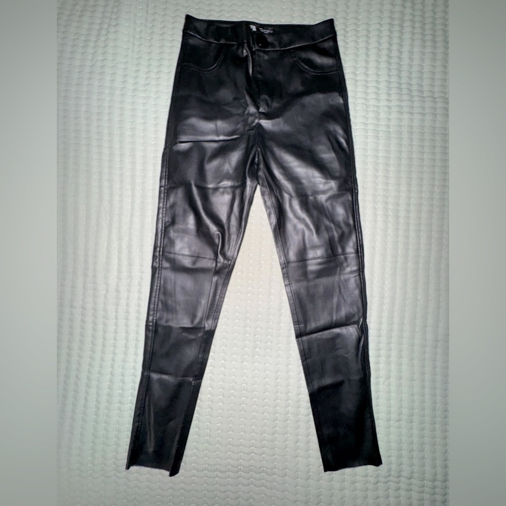 Zara black ankle faux leather pants in EUC
Size S